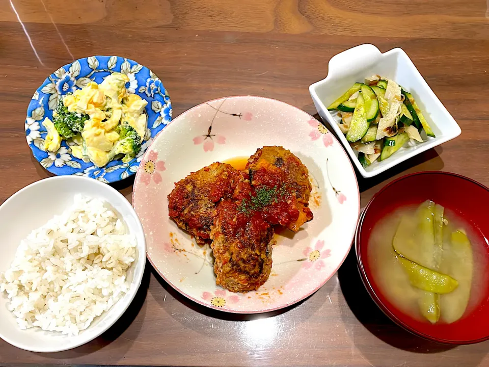 頂いたハンバーグで煮込みハンバーグ　頂いたお豆の味噌汁　胡瓜と竹輪のおかか和え　ブロッコリーの卵サラダ|おさむん17さん