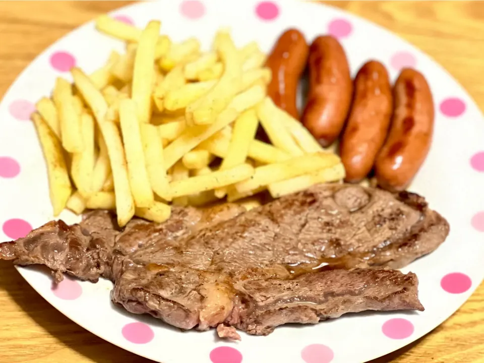 ☆ステーキ🥩 ☆ソーセージ ☆フライドポテト🍟|まぁたんさん