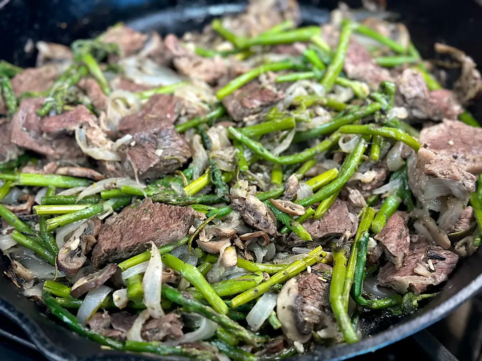 Rosemary Beef with Mushrooms, Garlic, Herbs, and Asparagus|Laki Maikaʻiさん