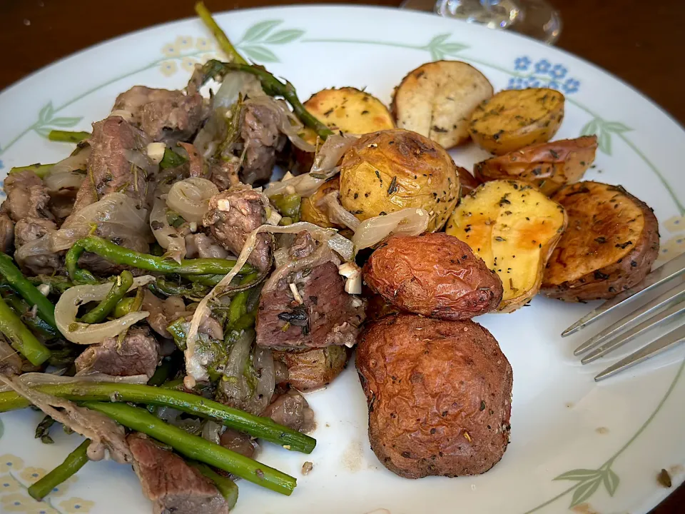 Asparagus and herbs steak with a side of roasted baby potatoes|Laki Maikaʻiさん