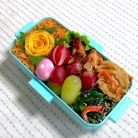 #ケチャップライス グリルドチキン 切り干し大根煮物 小松菜×カニカマナムル 薄焼き卵 葡萄 ラディッシュ うずら卵