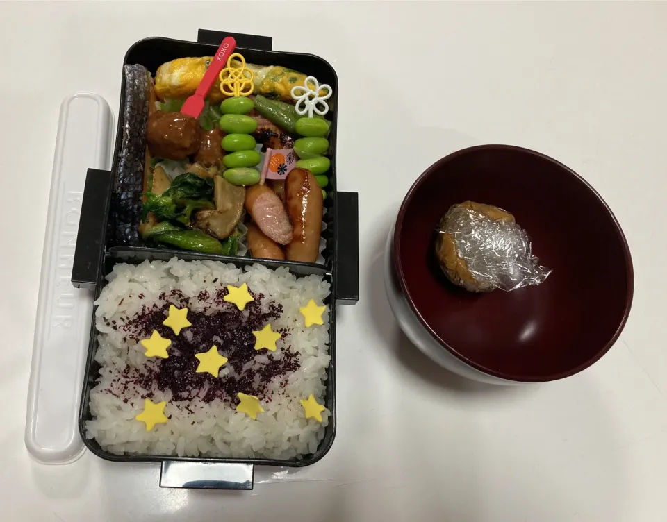 Snapdishの料理写真:パパ弁☆枝豆ピック☆ほうれん草入り卵焼き☆ウインナー☆鮭☆ウインナー☆いんげんとベーコンのソテー☆菜の花・ちくわ・エリンギのバター醤油☆ミートボール☆みそ玉|Saharaさん