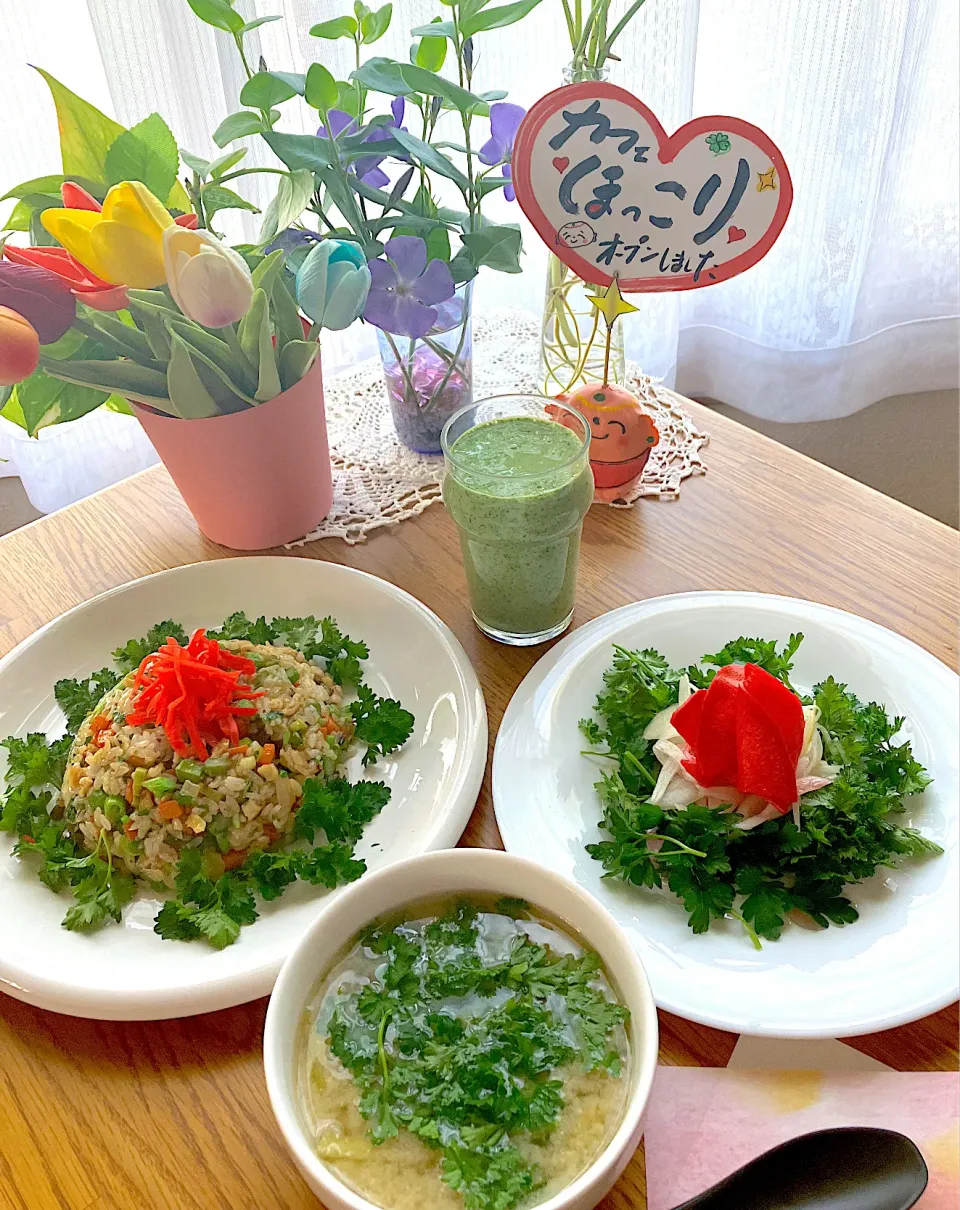 パセリのフルコース笑笑🌿炒飯、サラダ🥗味噌汁、スムージー💪💖|HAMI69さん