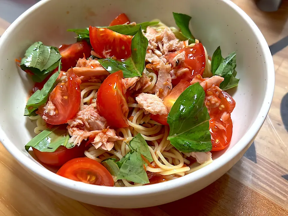 バジルたっぷりツナトマト麺🍅(糖質40%offロカボ麺)|えみりんさん