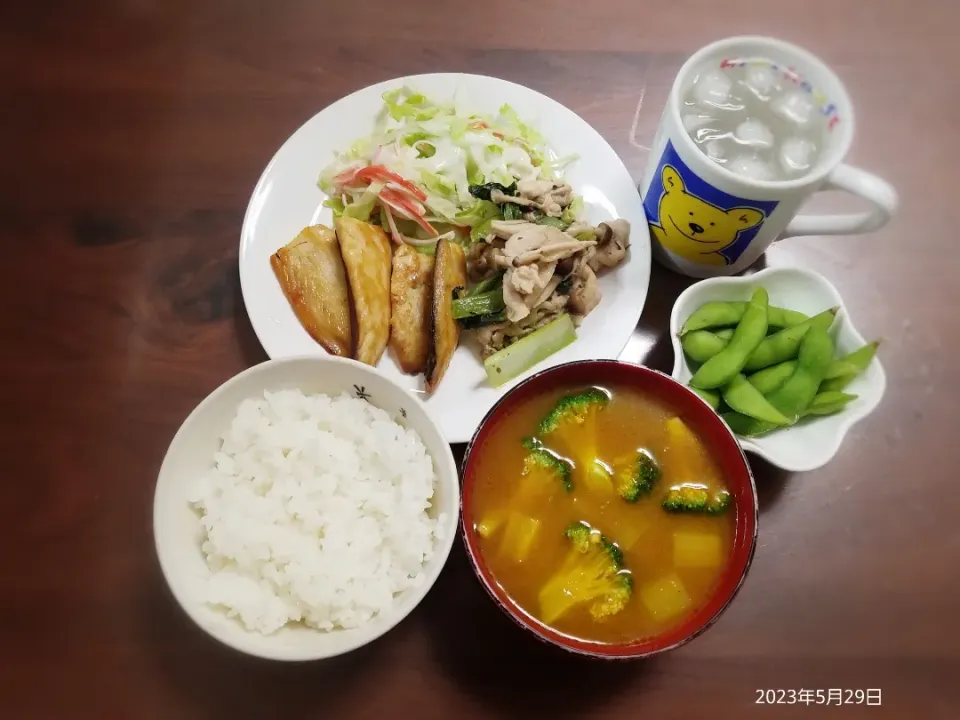 Snapdishの料理写真:2023年5月29日の晩ご飯
塩さばソテー
小松菜と豚肉の炒め物
カニかまとレタスのサラダ
枝豆
ブロッコリーのカレースープ
焼酎水割り|ソラ♂のご飯さん