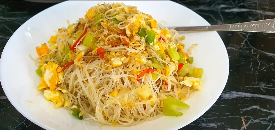 fried beehoon with green onions garlic 🌶 🥚🥚|🌷lynnlicious🌷さん