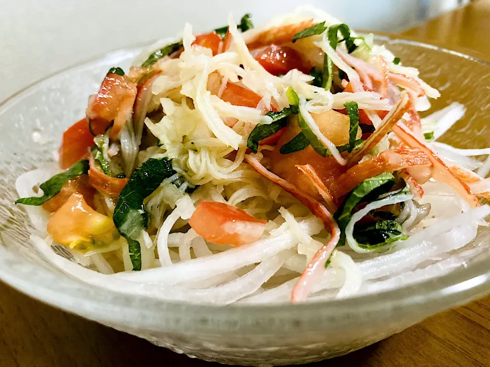 大根そうめん  トマト🍅とカニカマとシソと新玉ねぎ|makiയꕤさん