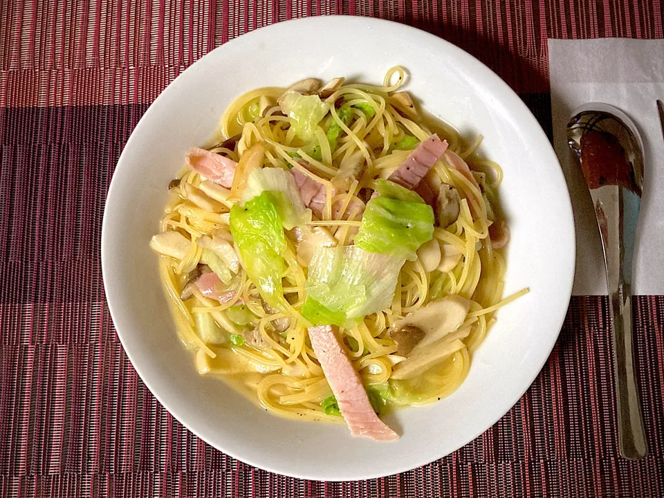 Snapdishの料理写真:レタスと生ハムのスープパスタ🍝|サイタマさん