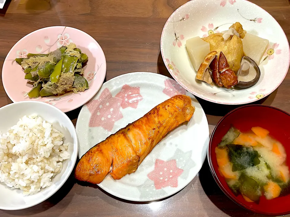 頂いた塩鮭　あまり野菜とわかめの味噌汁　頂いた煮物　頂いた豆の卵とじ|おさむん17さん