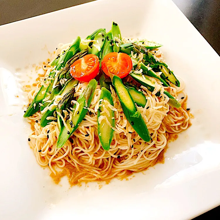 アスパラと桜えびのごまダレそうめん|fai家の暮らしさん