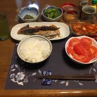 お惣菜の真ほっけ塩焼＆子持ちカラフトししゃも、キムチ、サラダ(夕飯)