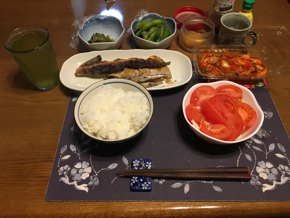 お惣菜の真ほっけ塩焼＆子持ちカラフトししゃも、キムチ、サラダ(夕飯)|enarinさん