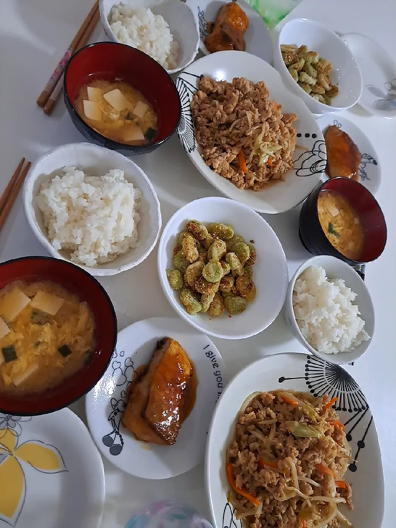 夕食(*^^*)
ひき肉と野菜甘辛炒め
ぶりの照り焼き
そら豆粉チーズ唐揚げ
お味噌汁(にら、卵、豆腐)|プリン☆さん