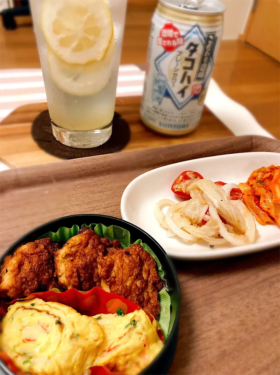 豆腐ナゲット🍗‪カニカマとネギの玉子焼き🦀新玉ねぎとミニトマトのコンソメサラダ🧅🍅キムチ🌶国産レモンで漬けたはちみつレモンサワー🍋|gunlove❤さん