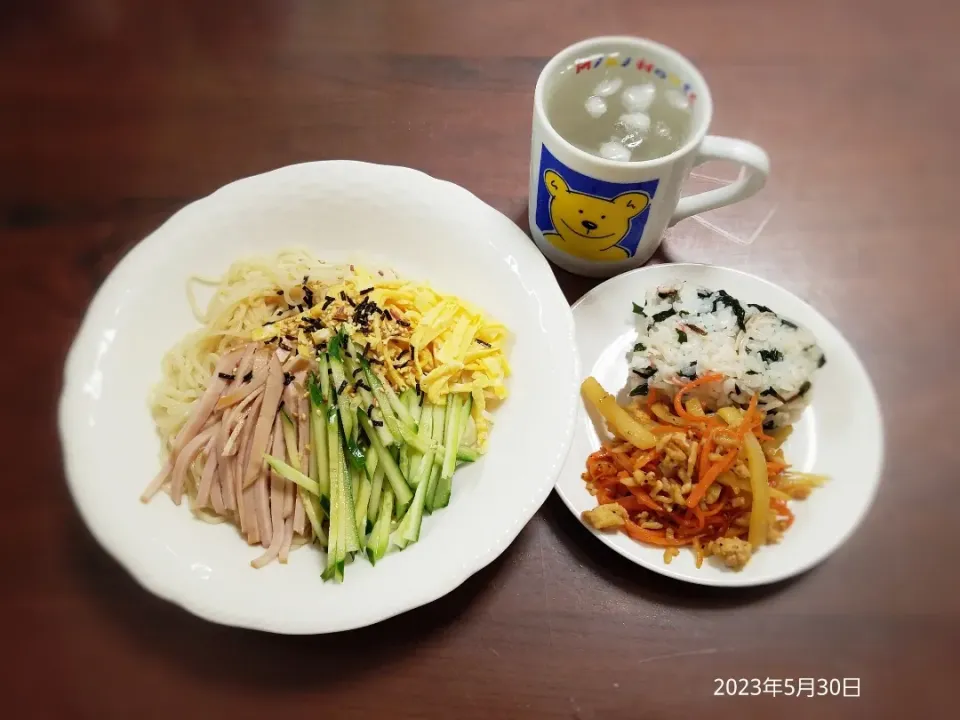 Snapdishの料理写真:2023年5月30日の晩ご飯
冷やし中華
カニかまとわかめのロール寿司
じゃがいもとにんじんのきんぴら
焼酎水割り|ソラ♂のご飯さん