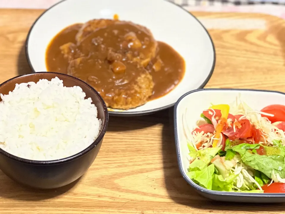 ☆ハンバーグカレー ☆サラダ|まぁたんさん