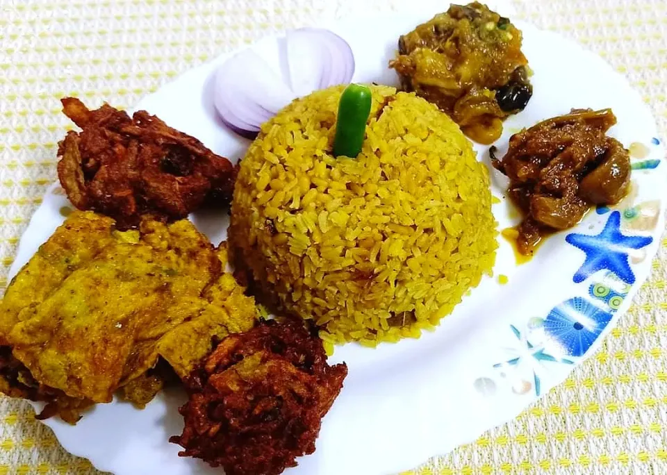 Snapdishの料理写真:Yellow rice, Egg omelet, Pakora, Mango pickle, Garlic pickle|Mushfiqa Rahman (Aritha)さん