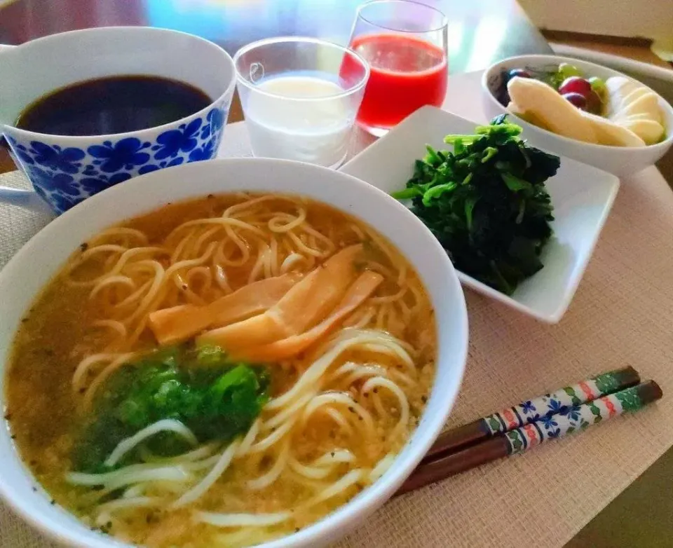 朝ご飯♡

おはようございます
お取り寄せ尾道ラーメンとほうれん草お浸し、フルーツ、トマトジュース、ヨーグルト、珈琲の朝でした♪|アカネ💖さん