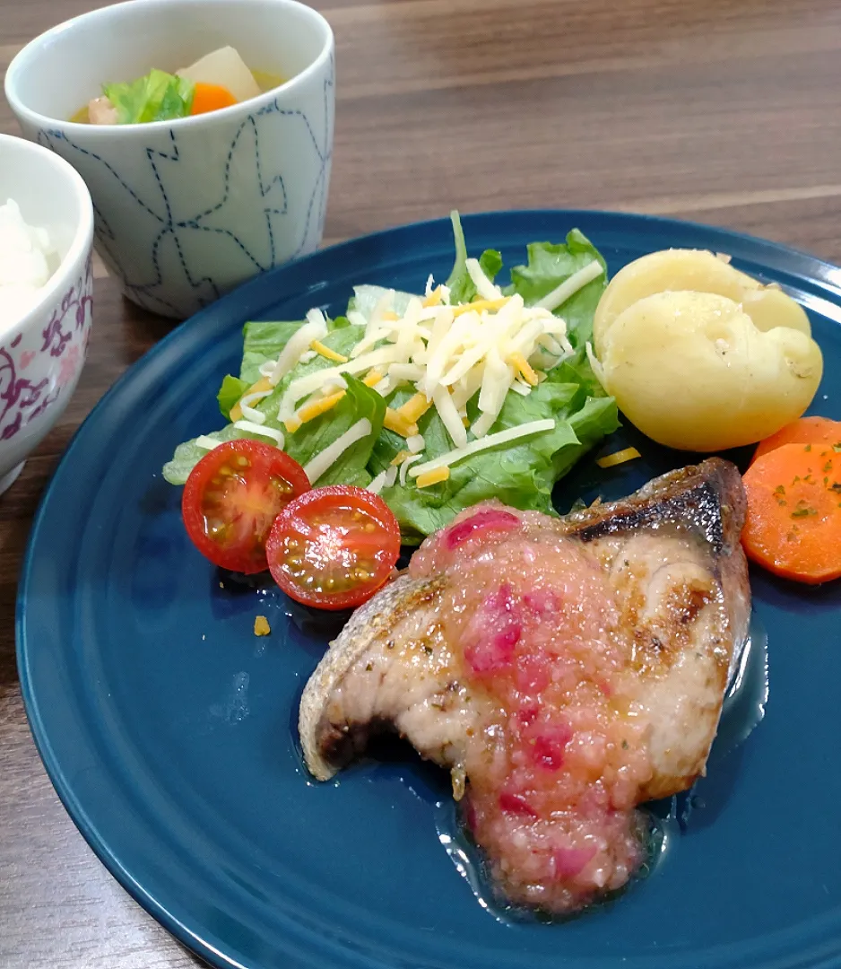 Snapdishの料理写真:ぶりのソテー〜紫玉ねぎソース〜|ゆりちさん