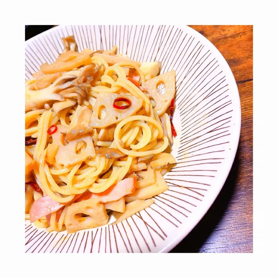 レンコンと舞茸とベーコンのペペロンチーノ🍝|♡MAMI♡さん