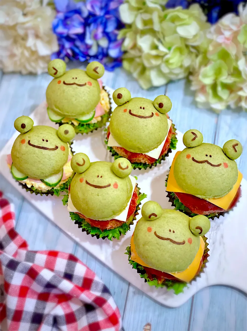 Snapdishの料理写真:カエルくん🐸パンミニバーガー🍔|AXさん