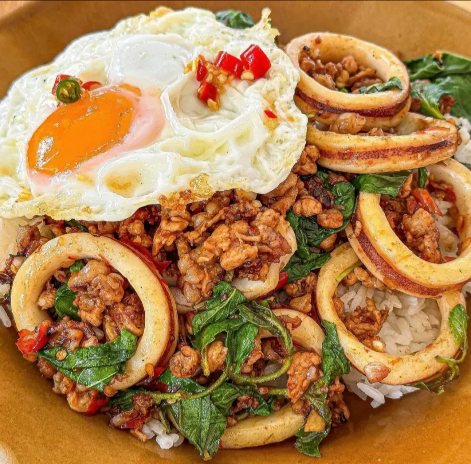 Gaprao Moo Sup & Pla Muek + Kai Dao 🌶️🐷🌶️🦑🌶️🍳 (กระเพราหมูสับปลาหมึกไข่ดาว) 🤤|An'leeさん