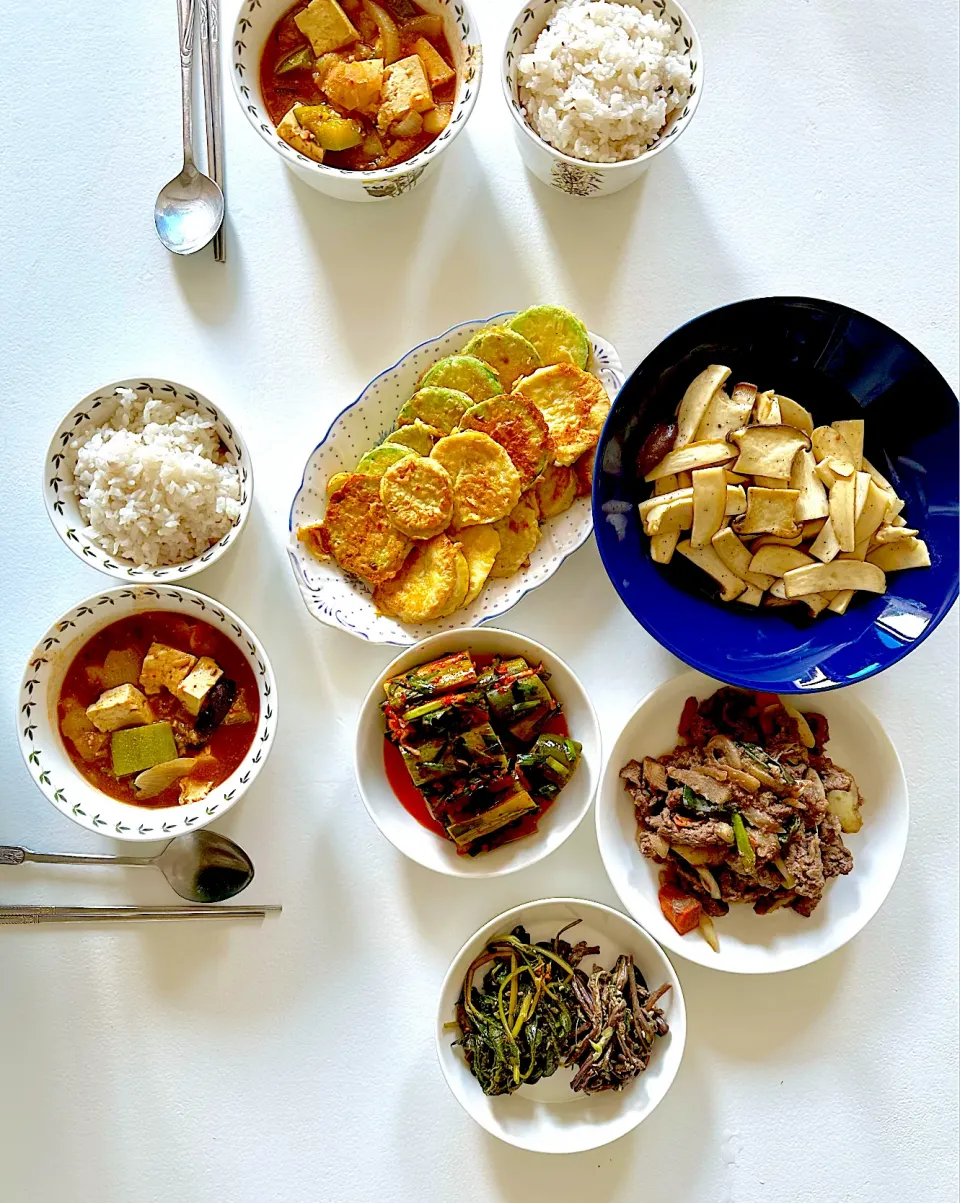 韓の食卓　今日は韓国最終日🇰🇷 旦那の実家でお義母さん手作りのテンジャンチゲ定食を頂きました😋　美味しかった〜！ご馳走様でした🙏🙇🏻‍♀️|BUBUさん