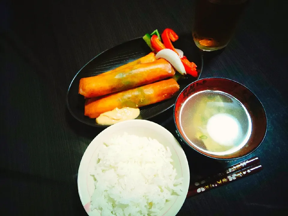 ごはん、豆腐とたまごのスープ、鶏ササミとアスパラの春巻き、自家製ピクルス|サトリさん