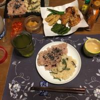 お赤飯、山菜おこわ、とりの唐揚げ、野菜の素揚げ、赤肉メロンフラワーカット(夕飯)