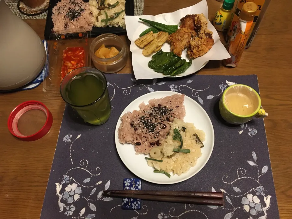 お赤飯、山菜おこわ、とりの唐揚げ、野菜の素揚げ、赤肉メロンフラワーカット(夕飯)|enarinさん