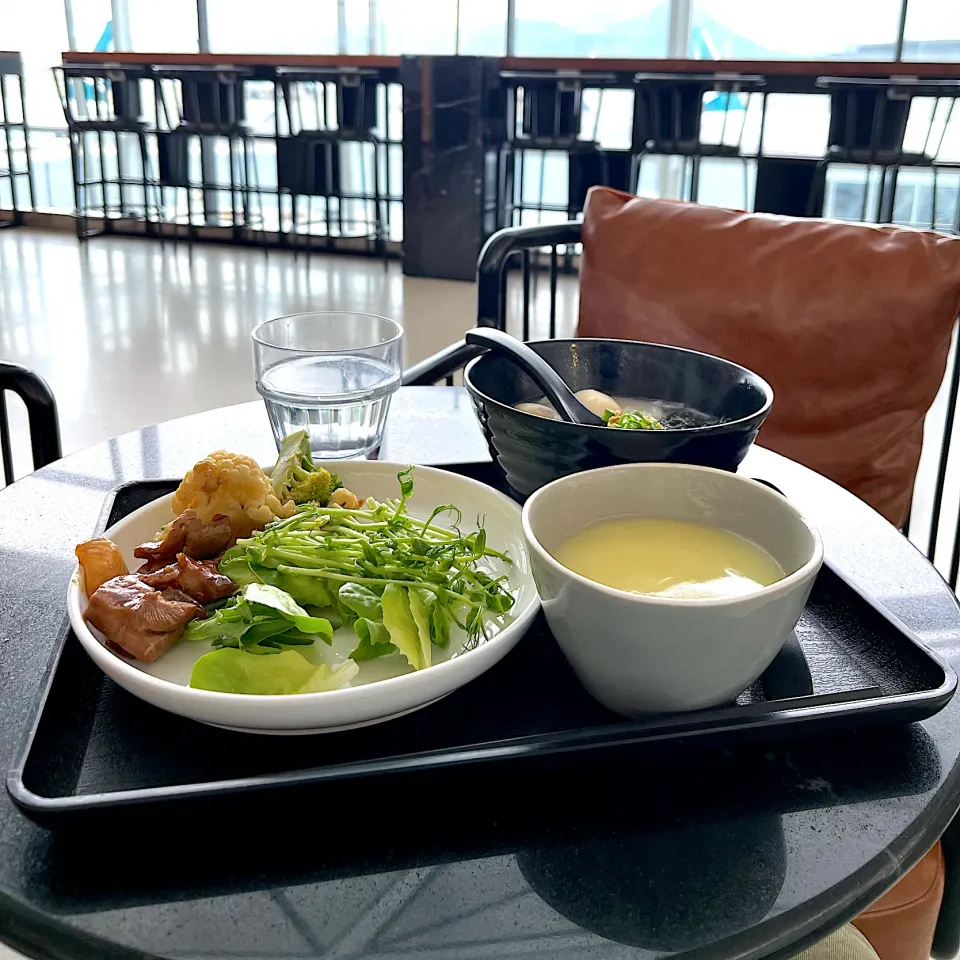 Fish ball rice noodles, corn soup and salad|skyblueさん