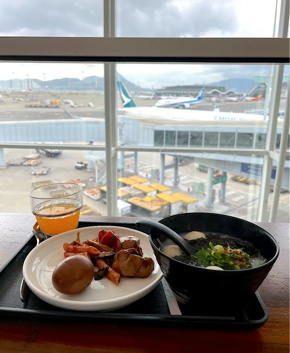 Fish ball rice noodles, tea egg and orange juice|skyblueさん