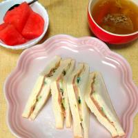 生ハムキュウリチーズのサンドイッチ