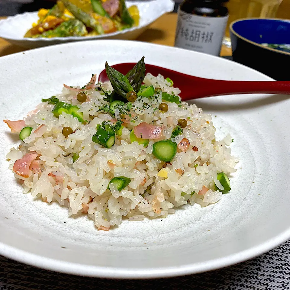 Snapdishの料理写真:アスパラガスとベーコンの炊き込みご飯　純胡椒トッピング|sakurakoさん