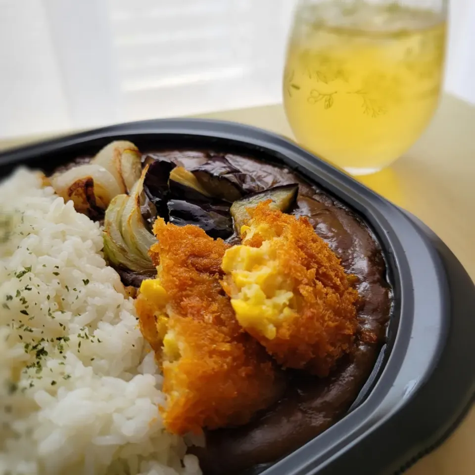 惣菜の298円カレーライス
おうちで残り野菜とコーンコロッケを
トッピング　贅沢～✨|みるくここあさん