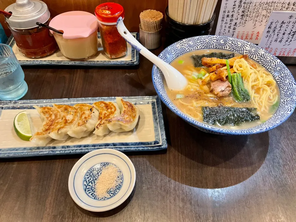 今日はがんこや 
ラーメンと塩餃子
途中味変で豆板醤を付けて
#がんこや 
#かるがん
#茨城県のラーメン屋
#６号沿い
#千代田石岡インター近く|Takeshi  Nagakiさん