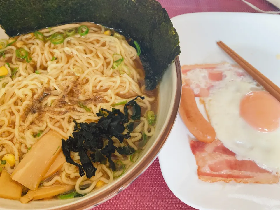 旭川ラーメン天金版とベーコン目玉焼き|駄菓子屋さん