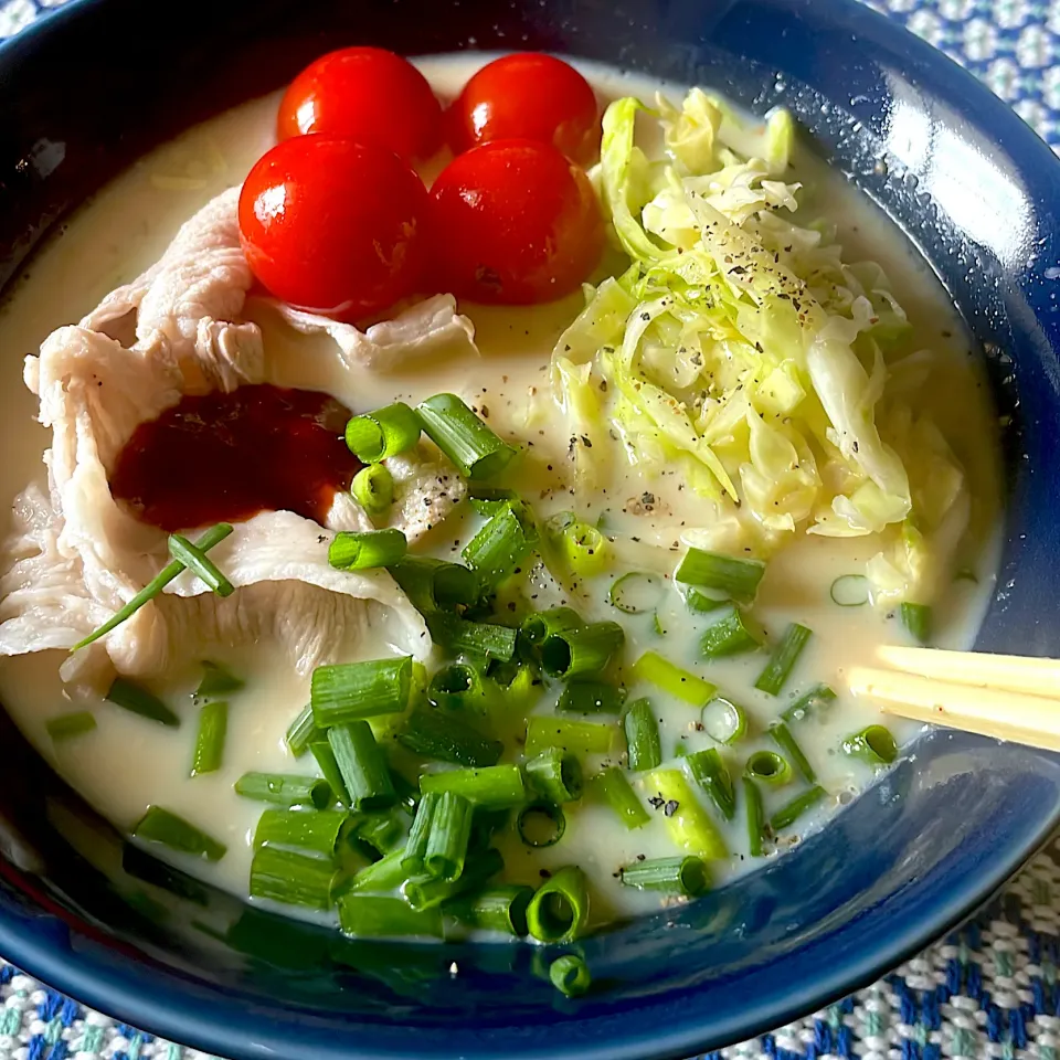 Snapdishの料理写真:冷しゃぶと酢キャベツのせ　冷やし豆乳胡麻うどん|Satokoさん