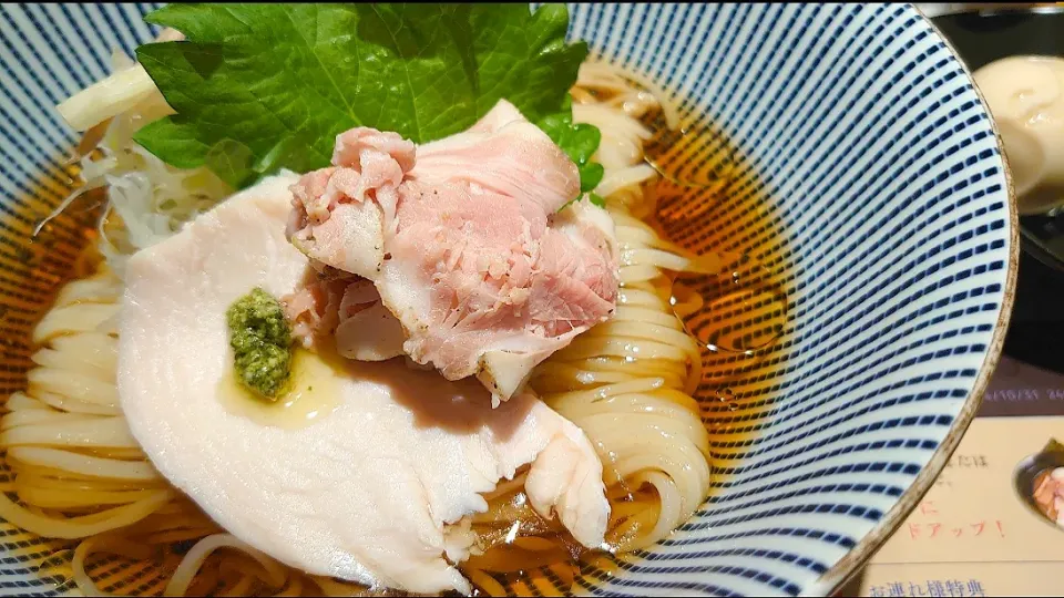 【このメニューは新宿本店では
6/11までの限定】
焼きあご塩らー麺 たかはし 新宿本店
羅臼昆布と焼きあごの
冷しとろみそば (1,100円)
＋味玉 (150円)
＠JR新宿駅6分
23123 (128,340)|大脇さん