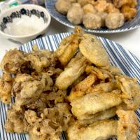 揚げ物祭。ぶなクイーンと舞茸の天ぷら。里芋と鶏の唐揚げ。お気に入りのゲランドの塩でいただきます！