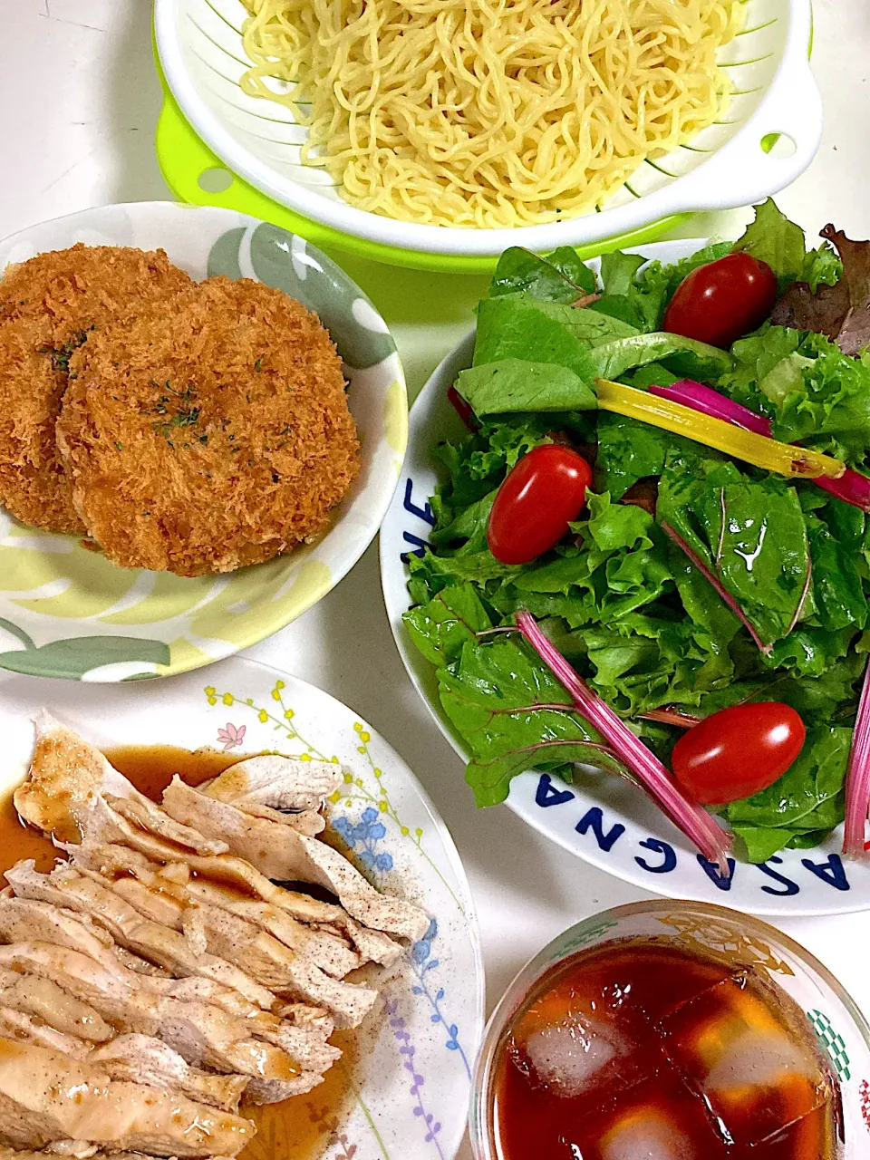 夕食　ざるつけ麺＆スイスチャードとミックスレタスとトマトのサラダ＆メンチカツ＆蒸し鶏|Hiromiさん