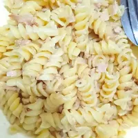 Snapdishの料理写真:fusilli carbonara with tuna 

carbonara sauce: japanese mayo|ma chérie d'amourさん