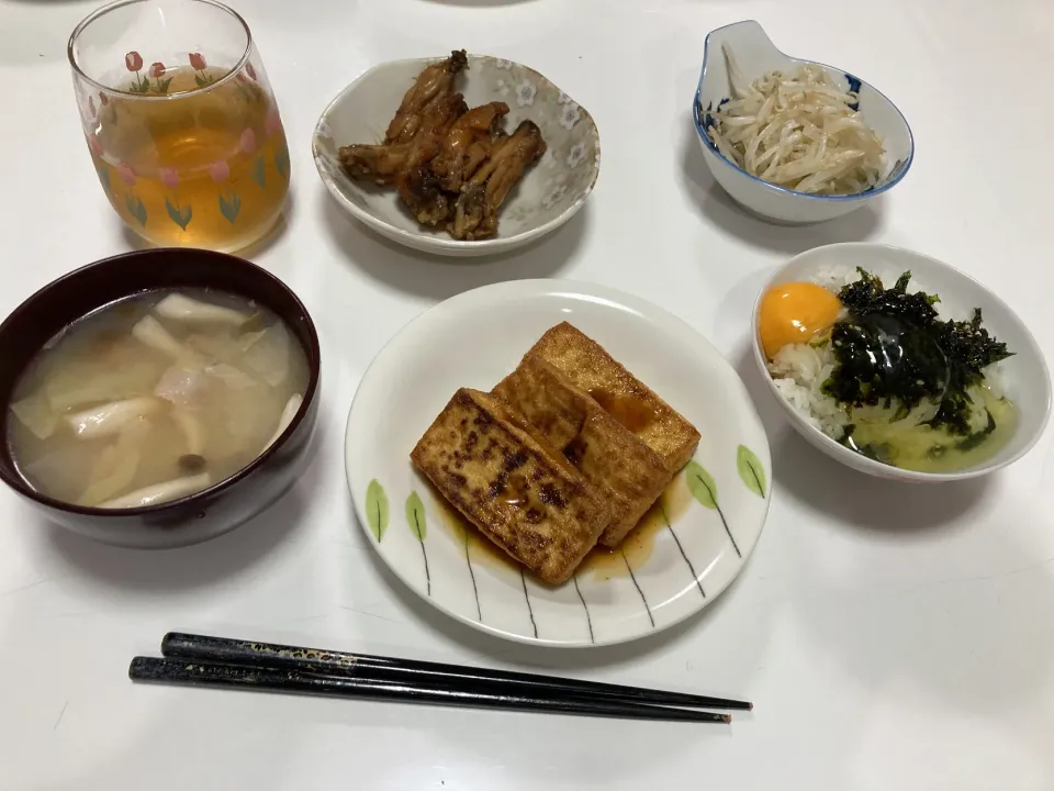 Snapdishの料理写真:晩御飯。☆手羽中の酸っぱ煮☆もやしの酢の物☆厚揚げステーキ☆みそ汁（キャベツ・しめじ・ベーコン・大根）☆卵かけご飯|Saharaさん