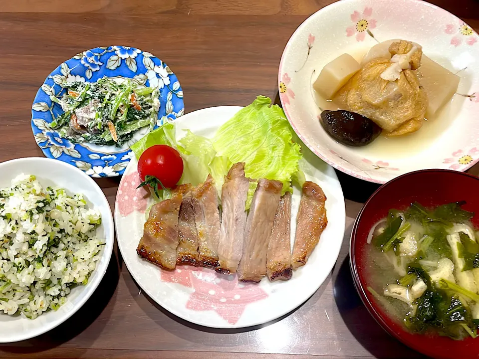 大根菜で菜飯　頂いた豚肉味噌漬け　大根菜の味噌汁　頂いた煮物　頂いた大根菜の白和え|おさむん17さん