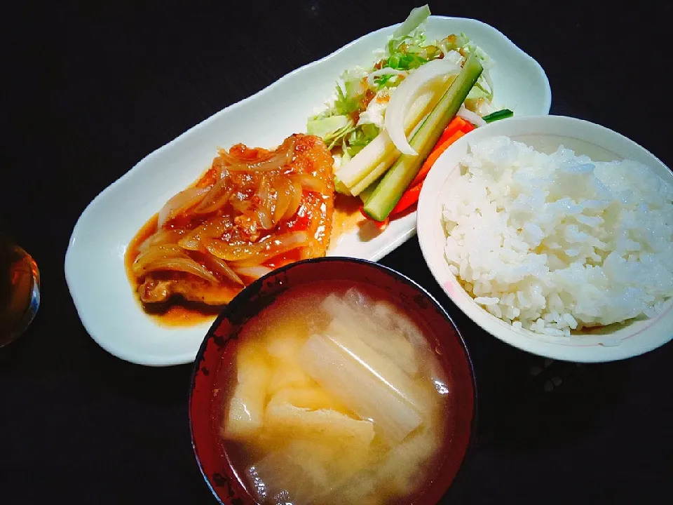 ごはん、大根と油揚げの味噌汁、でっかい豚のしょうが焼き、千切りキャベツ、自家製ピクルス|サトリさん