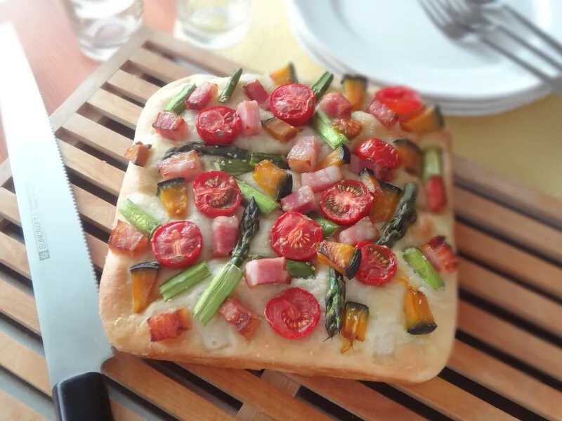 野菜たっぷりのフォカッチャレシピ……お好みの野菜をトッピング！ #AllAbout|All About 料理レシピさん