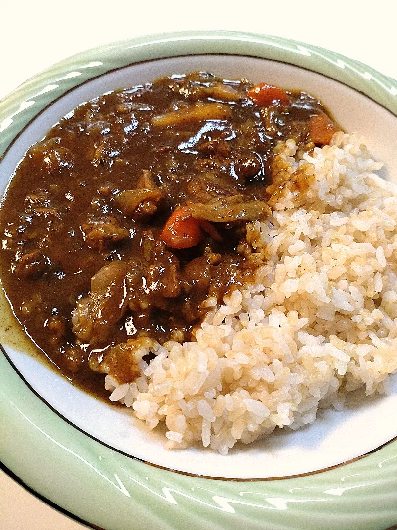 Snapdishの料理写真:牛すじカレー|モコモコ。さん