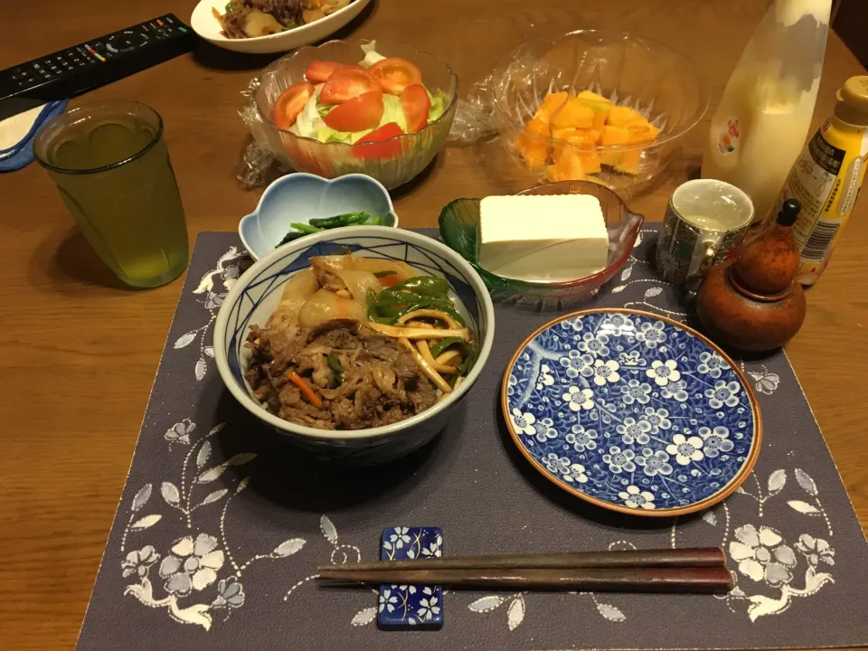 肉野菜炒め丼、サラダ、お浸し、冷奴(夕飯)|enarinさん