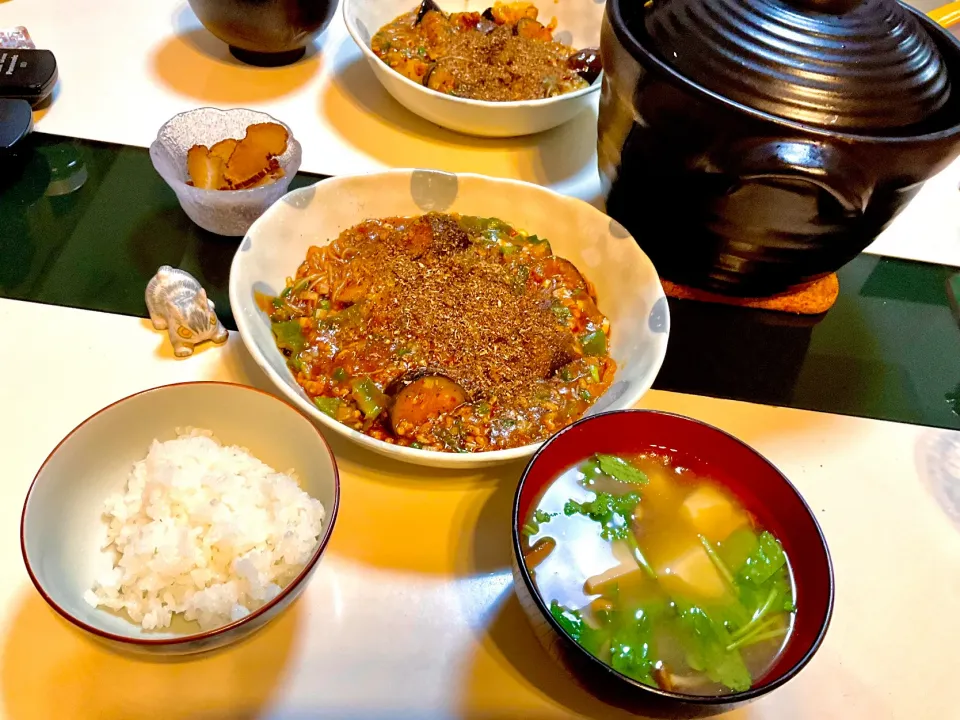 Snapdishの料理写真:麻婆茄子(ピーマンと春雨入り)とナメコと豆腐のお味噌汁で晩御飯
#麻婆豆腐
#麻婆茄子
#麻婆春雨
#痺れＭＡＸ
#お家で作る
#市販のルーは使わない|Takeshi  Nagakiさん