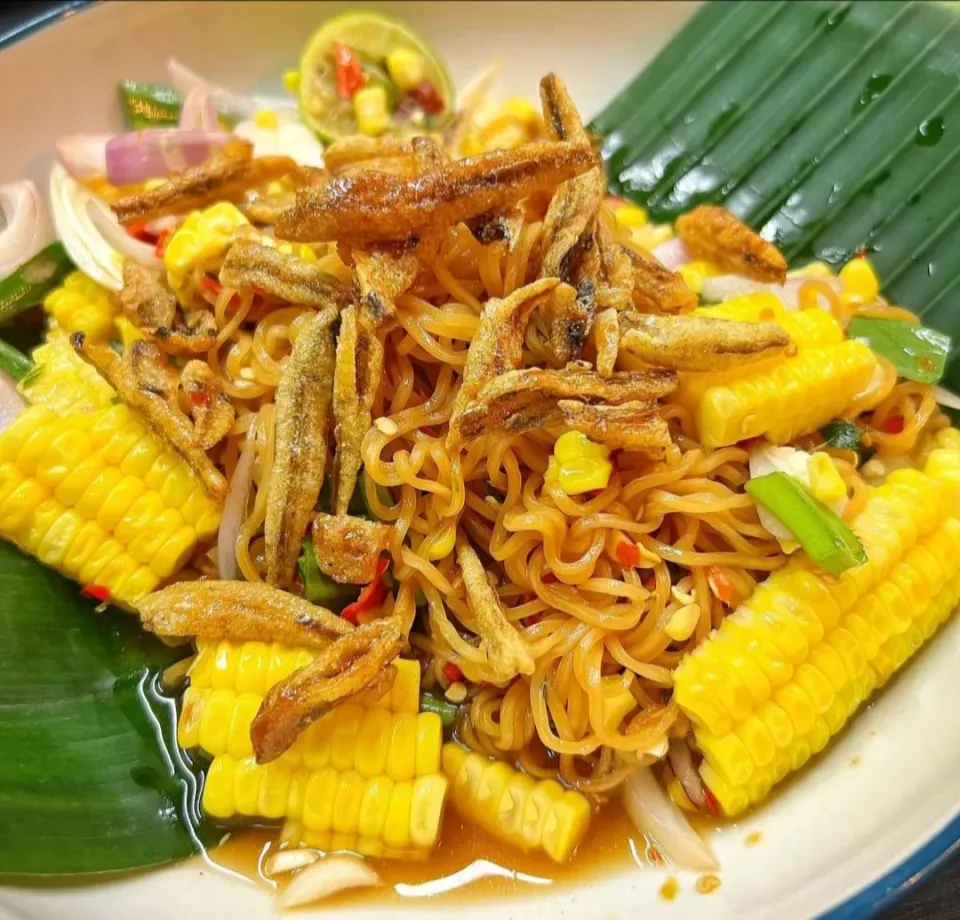 Instant Noodle Spicy Salad w/ Sweet Corn & Crispy Small Fish 🥗🌶️🌽🌶️🐟🌶️🥢🤤
(ยำมาม่าใส่ข้าวโพดหวานกับปลากรอบ)|An'leeさん